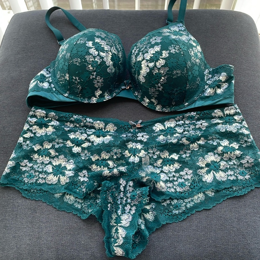 Victoria’s Secret Emerald Green Bra & Panty Set 38B & Large